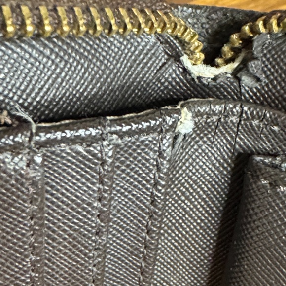 Michael Kors Jet Set Leather Wallet - Dark Brown with Gold Emblem - Picture 9 of 9